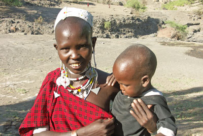 Jeune mère massai de 13 ans